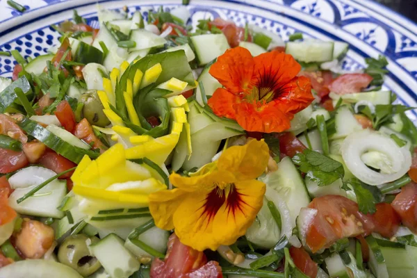 Salad with eatable flowers — Stock Photo, Image