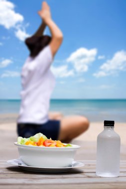 Kadın üzerinde Yoga rahatlatıcı ile odak taze meyve salatası seçilen