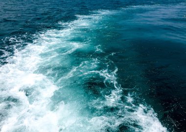 Hızlı tekneler izleme kuyruk mavi denizde