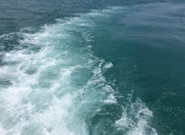 Hızlı tekneler izleme kuyruk mavi denizde