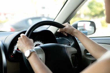Kadın otomobilin direksiyon simidi ellerinizde