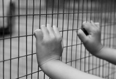 Metal çit el mahkum yakaladı