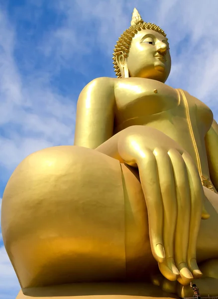 Grandes estátuas douradas de Buda e pessoas no céu azul — Fotografia de Stock
