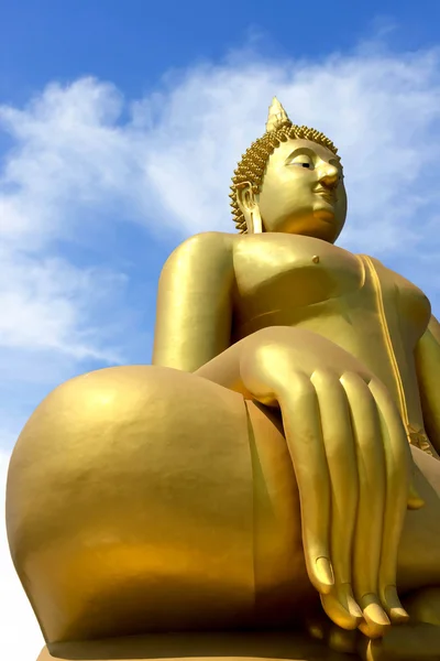 Grandes estátuas douradas de Buda no céu azul — Fotografia de Stock