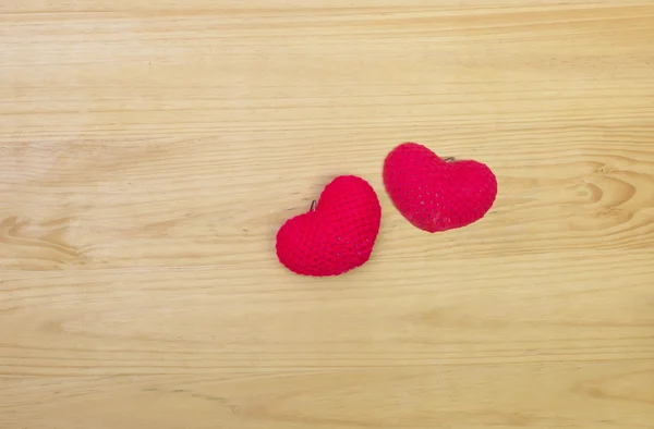 Forma de corazón de lana roja sobre fondo de madera — Foto de Stock