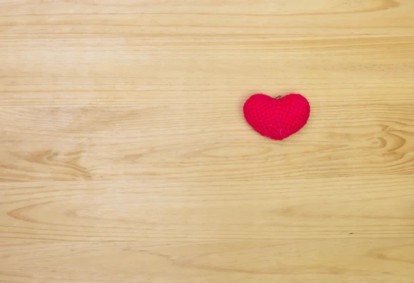 Forma de corazón de lana roja sobre fondo de madera — Foto de Stock