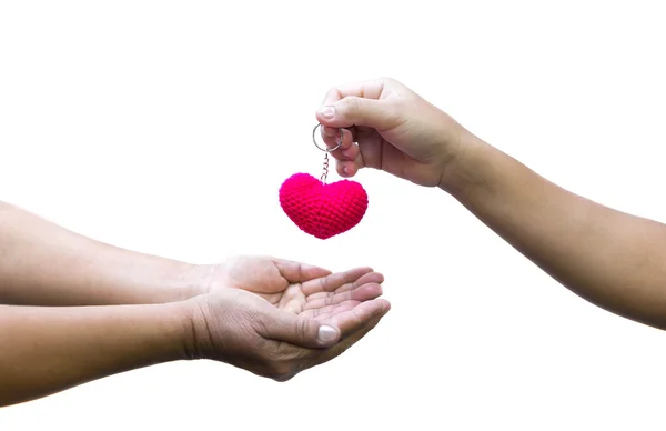 Joven mano femenina dando un corazón rojo a los ancianos — Foto de Stock