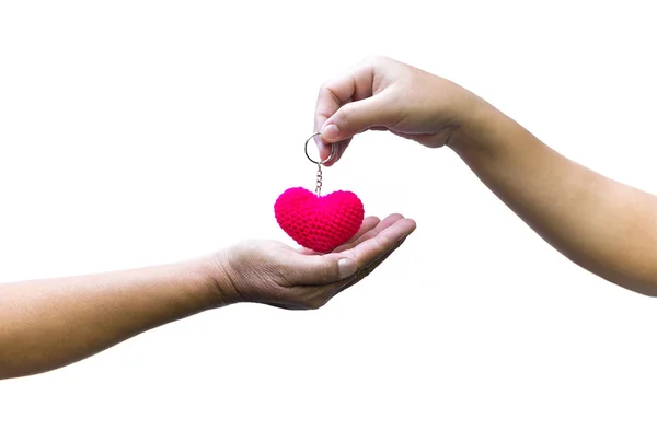 Joven mano femenina dando un corazón rojo a los ancianos — Foto de Stock