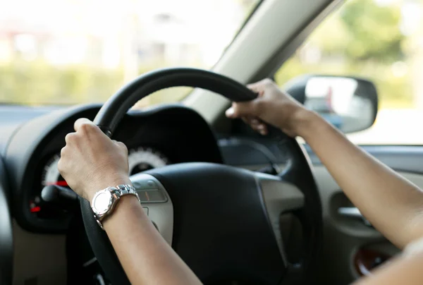 Woman is hands on the steering wheel of the car — Stock Photo, Image