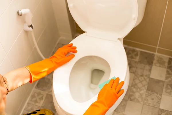 청소 한 화장실 오렌지 장갑에 손 — 스톡 사진