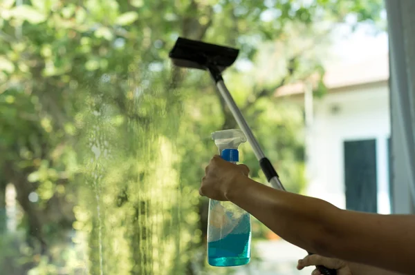 Ausgewähltes Fokus-Handsprühfenster mit speziellem Reiniger — Stockfoto