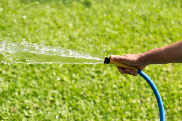 Giardiniere irrigazione giardino da tubo — Foto Stock