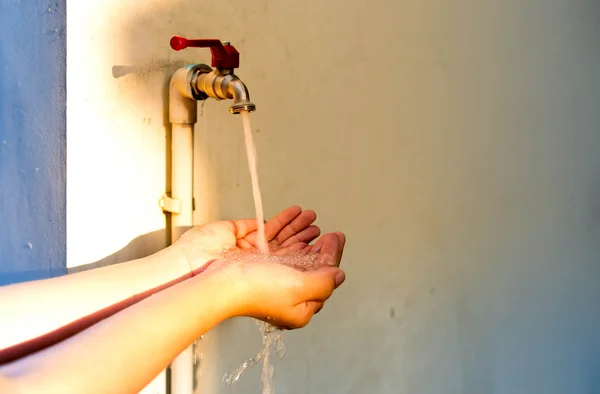 Mão debaixo de água potável da torneira — Fotografia de Stock