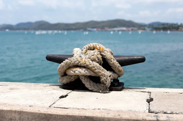 Επιλέξτε να επικεντρωθεί το σχοινί πρόσδεσης φωτιστικά τύπου Bollard με σχοινί στην προβλήτα — Φωτογραφία Αρχείου