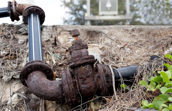 Vecchio tubo dell'acqua industriale arrugginito — Foto Stock