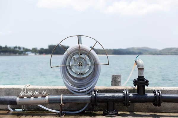 Μάνικα νερού από την αποβάθρα pier — Φωτογραφία Αρχείου