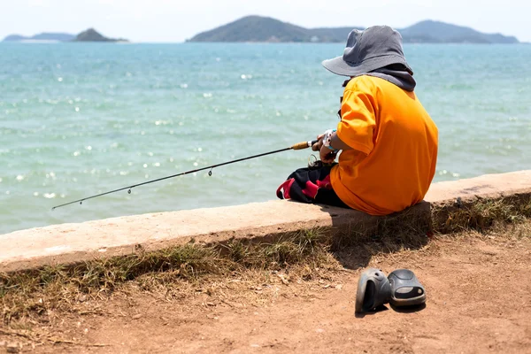 Unbekannter Junge fischt im Meer — Stockfoto