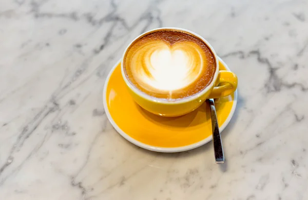 Filiżanka kawy z pianką w kształcie serca — Zdjęcie stockowe