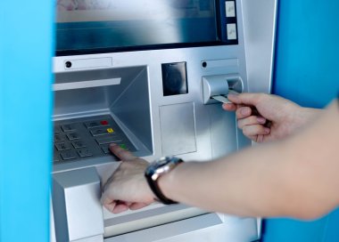 Adam'ın Atm makine kullanarak