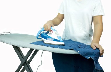 Kadın bir Buharlı Ütü ile mavi bir gömlek Ütü 