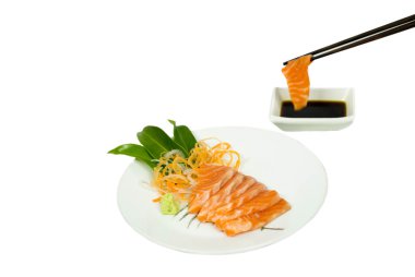 Taze somon balığı yemek çubukları ve izole sos ile