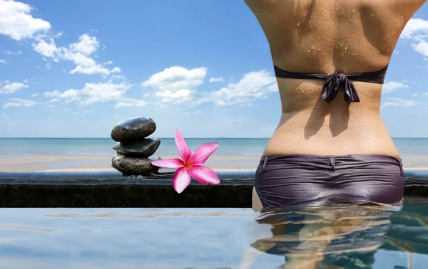 Mujer asiática relajándose en la piscina de hidromasaje en bikini —  Fotos de Stock