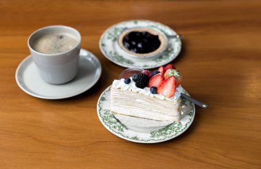 Krep kek çilek reçeli ve kiraz meyve tabağı 