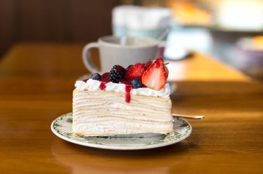 Krep kek çilek reçeli ve kiraz meyve tabağı 