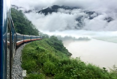 Güzel bir sis dağlar geçen tren ve nehir 