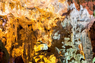 Renkli sarkıt Thien Cung Mağarası Ha Long Bay Vietnam 