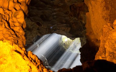 Sunbeam turist tanımlanamayan grup ile tavan delikten 