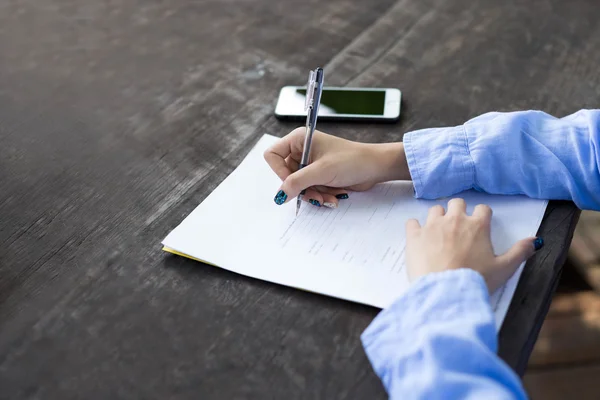 Main de femme avec stylo remplir le formulaire de demande — Photo