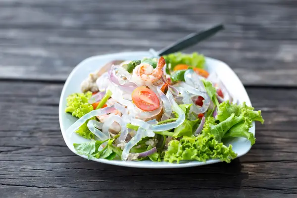 Salade de nouilles claire aux crevettes et légumes — Photo