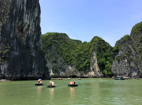 Námořní krajina s Gondola turistických lodí v Halong Bay Vietnam — Stock fotografie