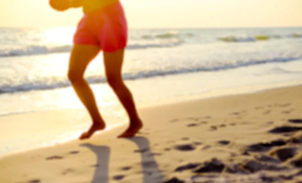 Donna esercizio in esecuzione sulla spiaggia — Foto Stock