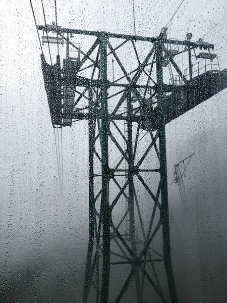 Кабельний шлях вежі в дощовий день в тумані — стокове фото
