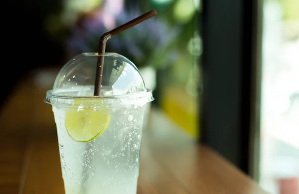 Nutrisi air minum yang sehat dengan irisan lemon — Stok Foto