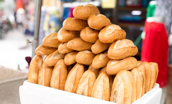 Halom fehér doboz-ban francia bagettet — Stock Fotó