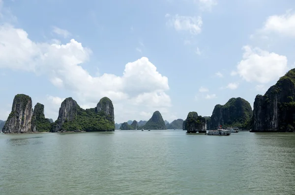 Námořní krajina s turistických lodí v Halong Bay Vietnam — Stock fotografie