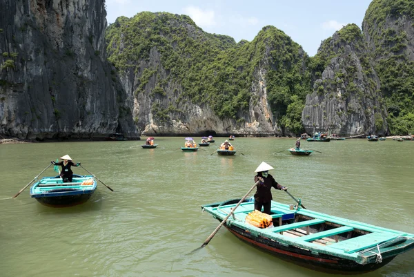 Paysage de la mer avec bateau de gondole touristique dans la baie d'Halong Vietnam — Photo