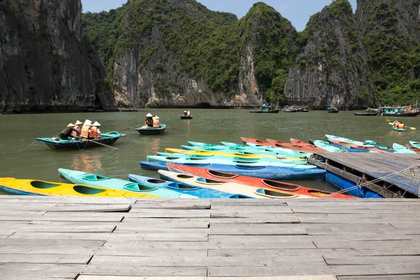 Barevné kajaky na moři v Ha dlouhá zátoka Vietnamu — Stock fotografie