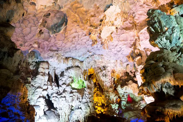 Färgglada STALAKTIT Thien Cung grotta i Ha Long Bay Vietnam — Stockfoto