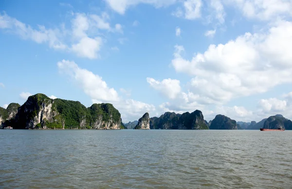 Námořní krajina s lodí v Halong Bay Vietnam — Stock fotografie