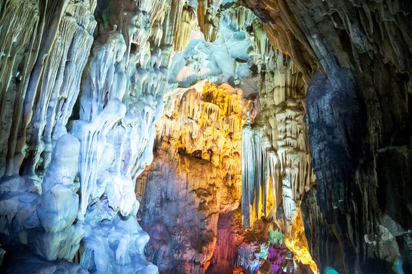 Färgglada STALAKTIT Thien Cung grotta i Ha Long Bay Vietnam — Stockfoto