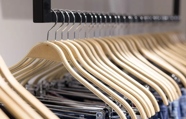 Kleren hangen op een plank in een designer kledingwinkel — Stockfoto