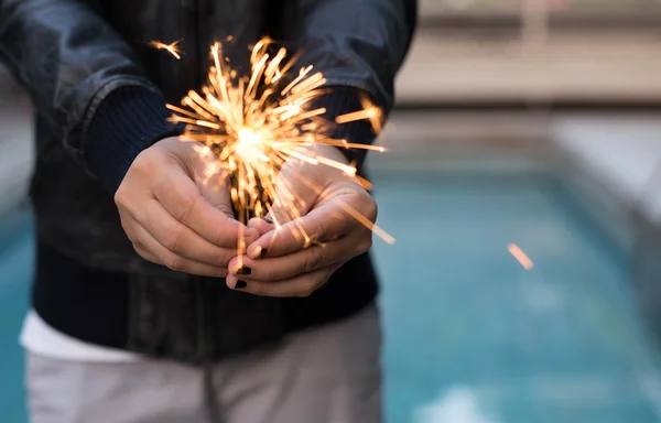 Mujer mano celebración sparkler — Foto de Stock