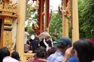  Unidentifield yeni rütbesi ve para Royong tapınak Tayland kültürel atma töreni halklar