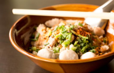 Seçilen odak karşılamak topu Tay tarzında baharatlı erişte tom yum