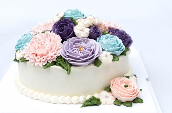 Tort urodzinowy z kolorowe kwiaty na białym tle — Zdjęcie stockowe
