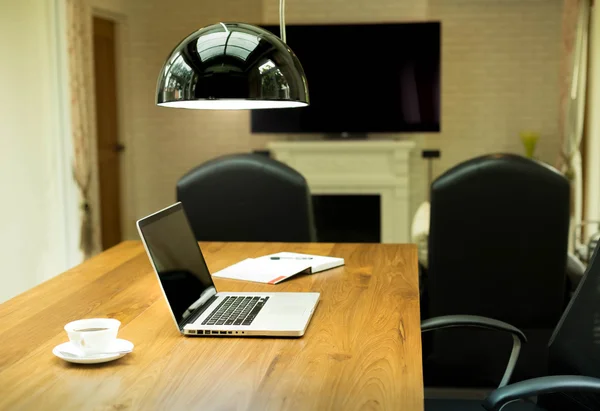 Office arbetsplatsen anteckningsbok computer och kaffe och lampa — Stockfoto